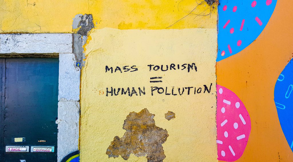 Surtourisme : 4 impacts majeurs sur l’environnement
